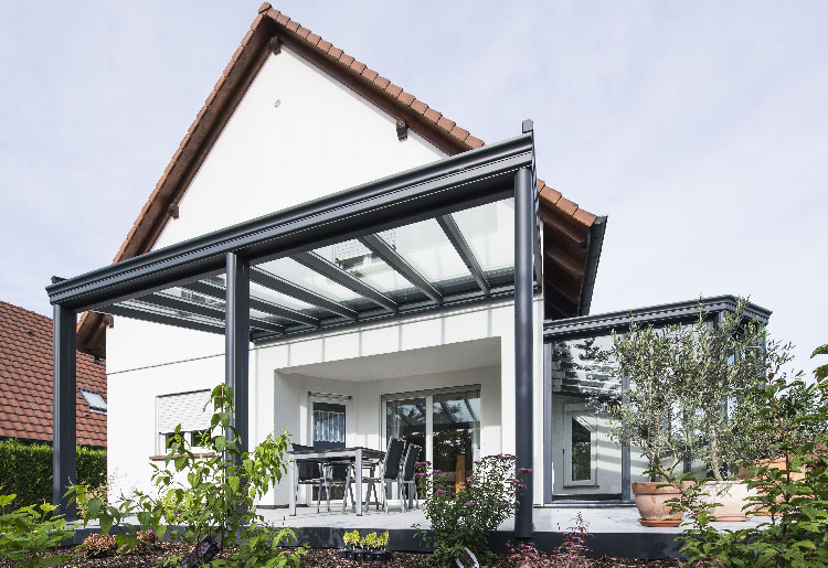 pergola-veranda-toit-vitre-stores-gris-anthracite