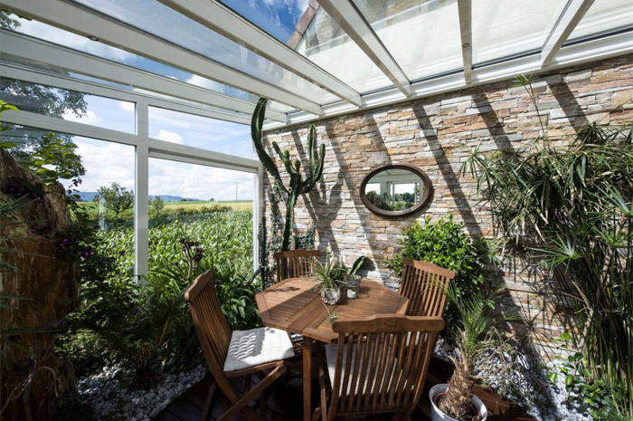 veranda-toit-vitre-blanc-plantes