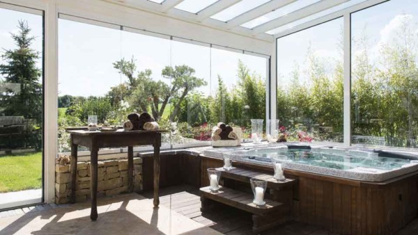 veranda-blanc-toit-vitre-jacuzzi-piscine-spa-leds