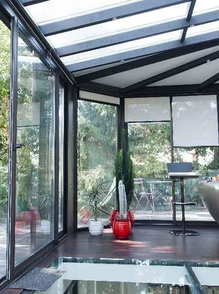 veranda-toit-vitre-gris-anthracite-stores-moderne