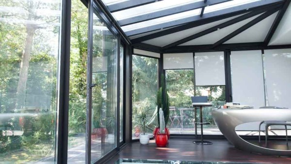 veranda-toit-vitre-gris-anthracite-stores-moderne