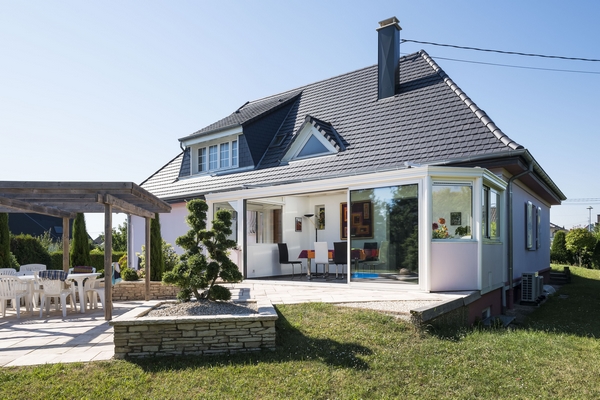 veranda-blanc-toit-vitre-piece-a-vivre