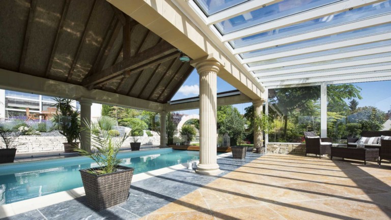 veranda-blanc-toit-vitre-piscine-colonnes