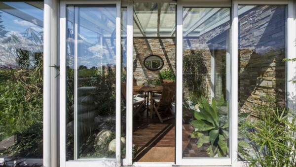 veranda-blanc-toit-vitre-plantes-terrasse