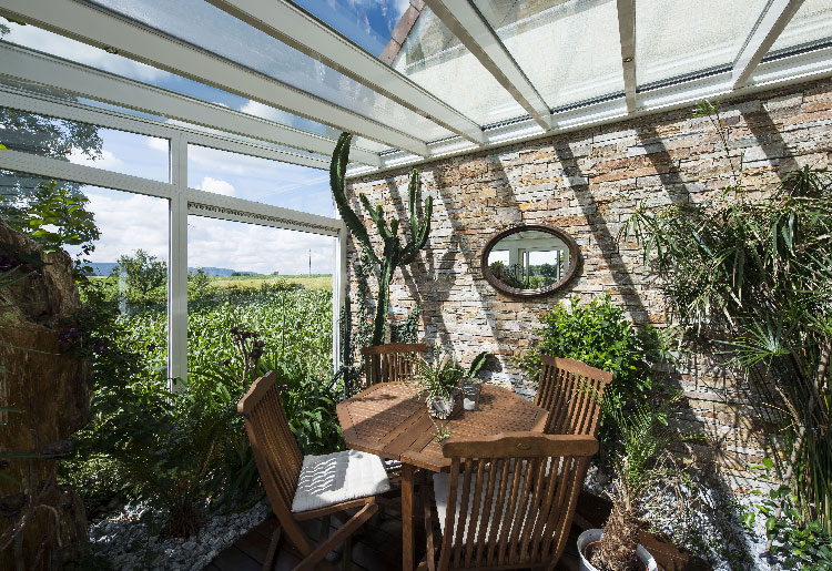 veranda-blanc-toit-vitre-plantes-terrasse