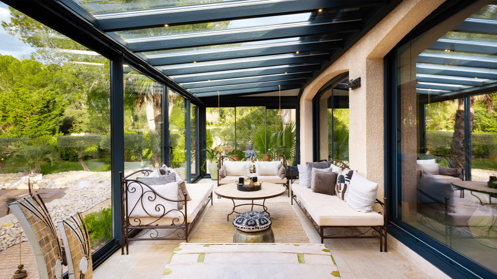 Véranda moderne et élégante avec mobilier de jardin confortable